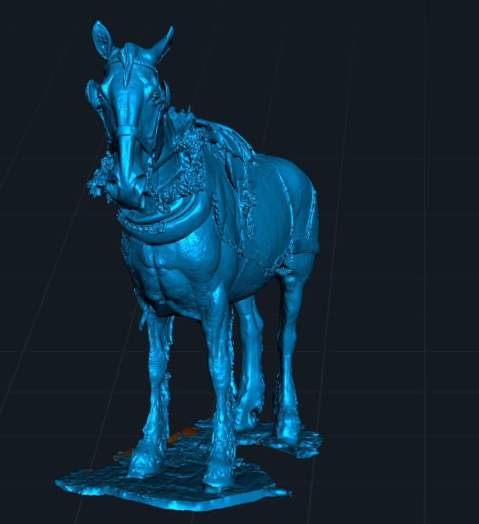 Using the original Creality Otter to 3D scan the bronze working horse monument outdoors.