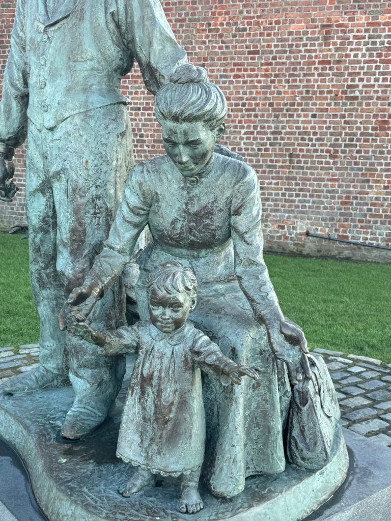 Using the original Creality Otter to 3D scan The Crossing monument outdoors in Liverpool.