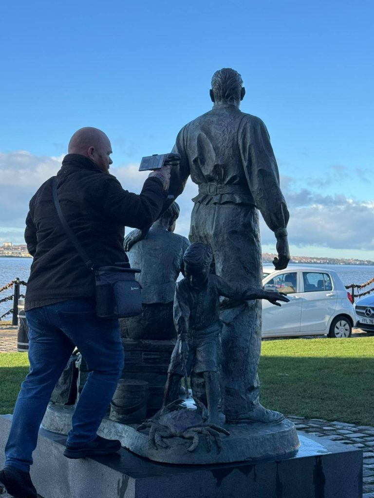 Using the original Creality Otter to 3D scan The Crossing monument outdoors in Liverpool.