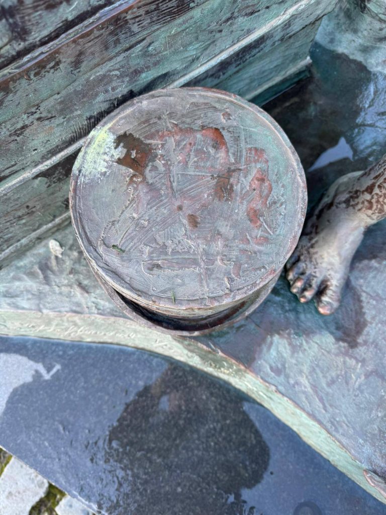 Using the original Creality Otter to 3D scan The Crossing monument outdoors in Liverpool.