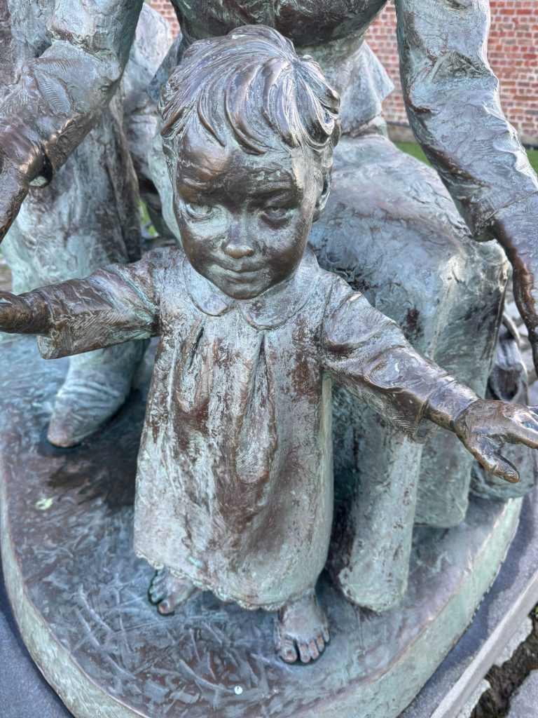 Using the original Creality Otter to 3D scan The Crossing monument outdoors in Liverpool.