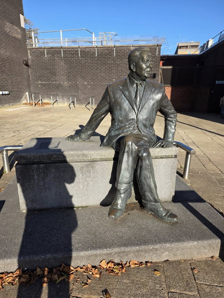 Using the Creality Otter Lite to 3D scan the bronze Harold Wilson monument outdoors.