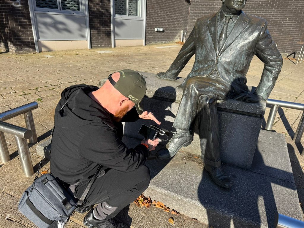 Using the Creality Otter Lite to 3D scan the bronze Harold Wilson monument outdoors.