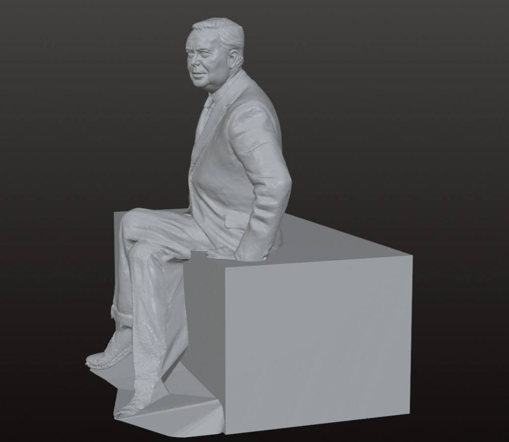 Using the Creality Otter Lite to 3D scan the bronze Harold Wilson monument outdoors.