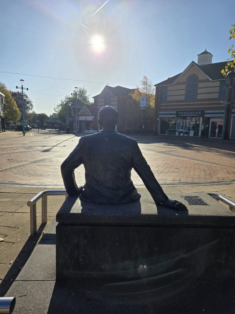 Using the Creality Otter Lite to 3D scan the bronze Harold Wilson monument outdoors.