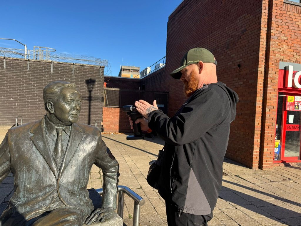 Using the Creality Otter Lite to 3D scan the bronze Harold Wilson monument outdoors.
