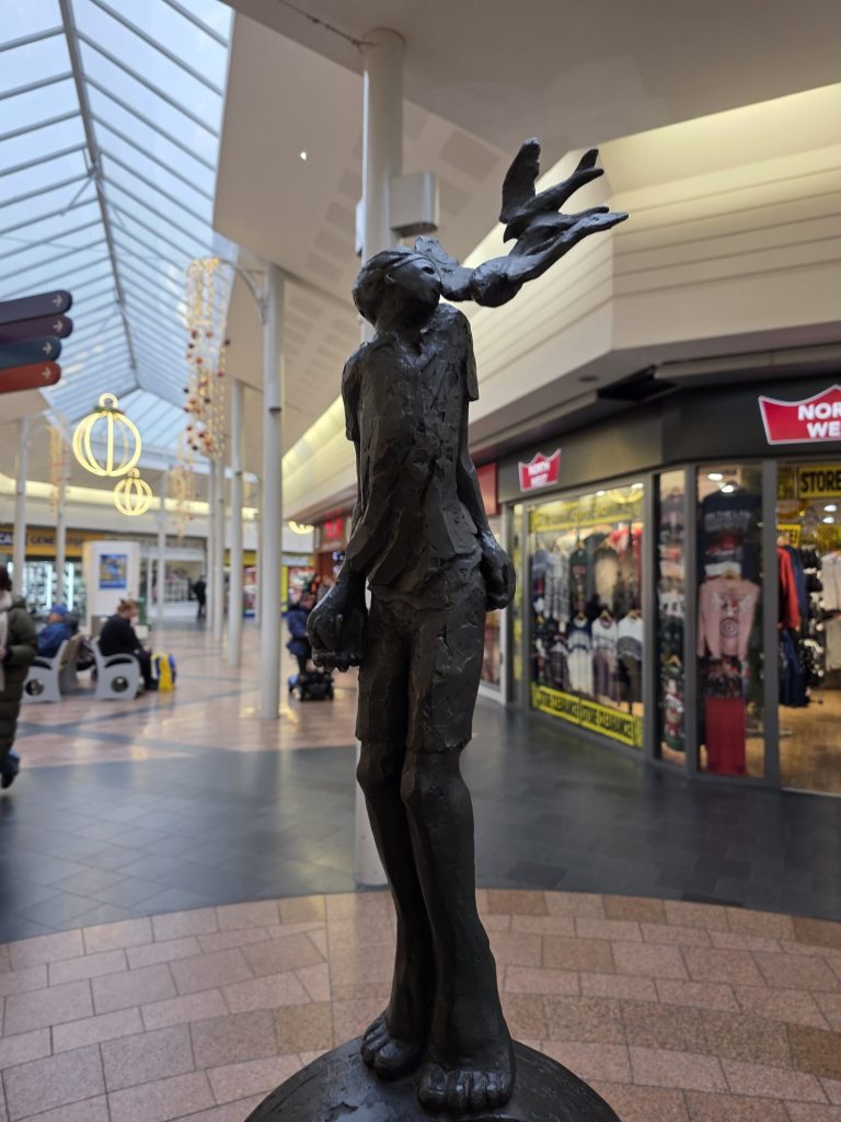 Using the original Creality Otter to 3D scan the Warrington peace monument indoors.