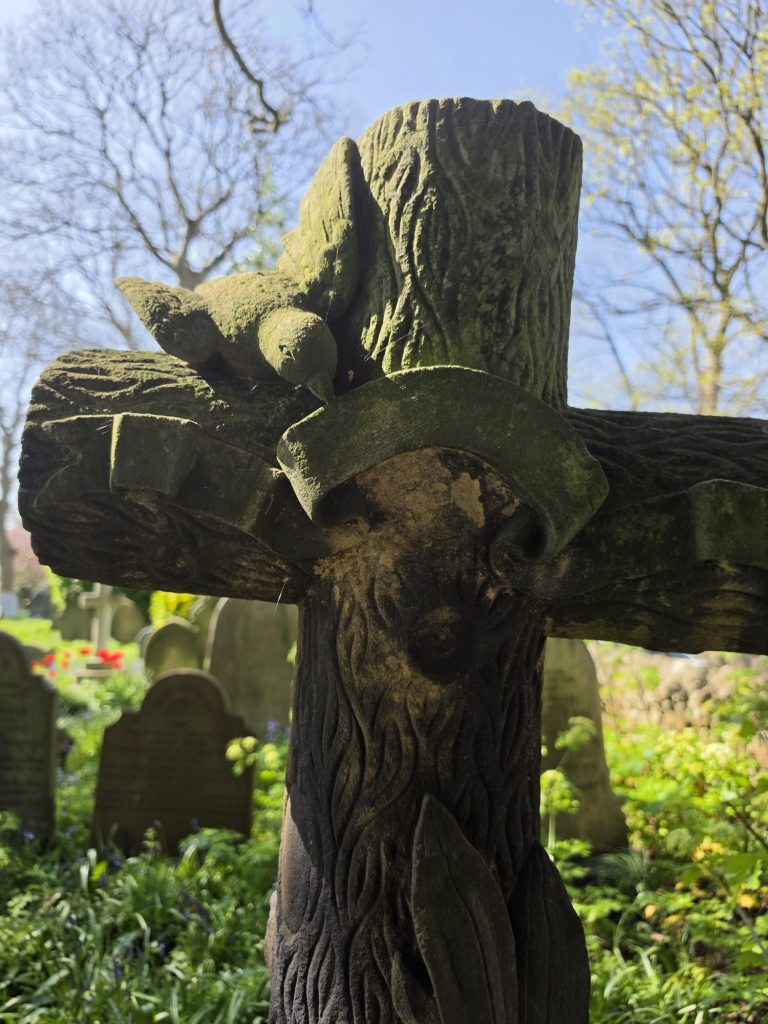 Using the Creality Otter Lite to 3D scan the Victorian tree stump gravestone outdoors.