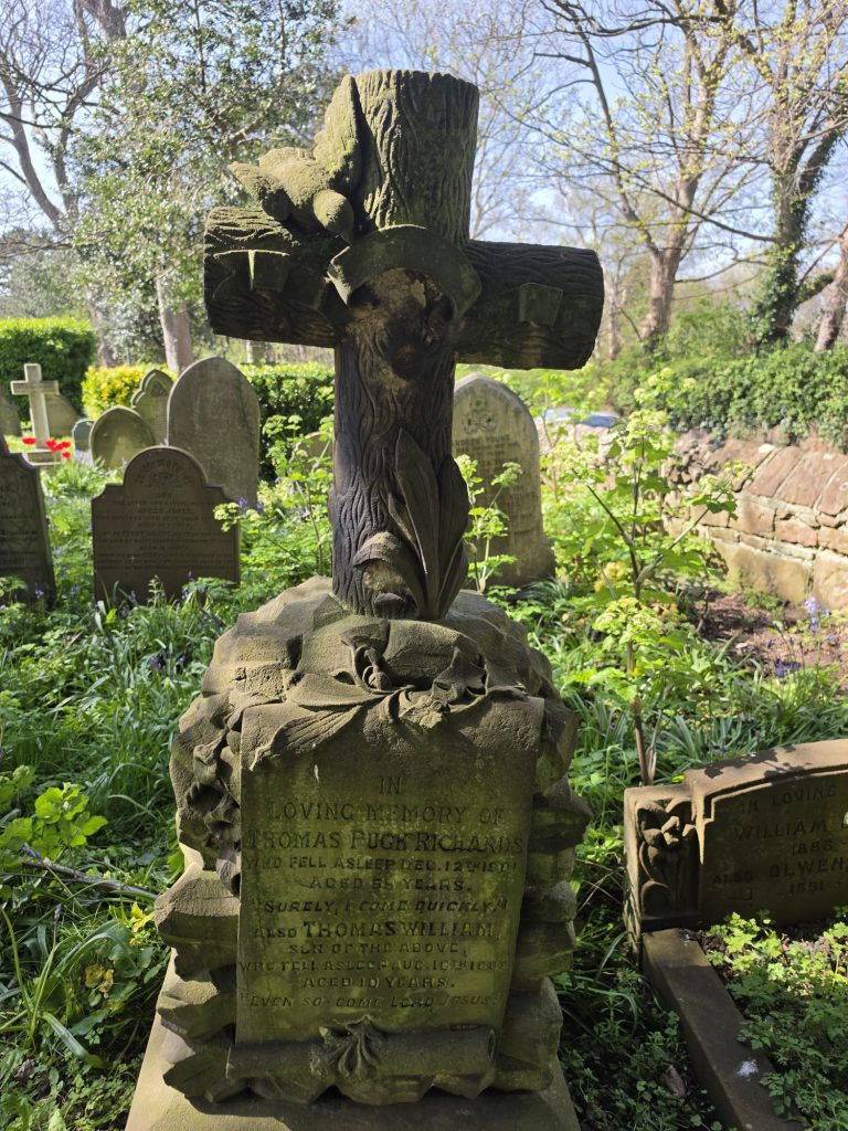 Using the Creality Otter Lite to 3D scan the Victorian tree stump gravestone outdoors.