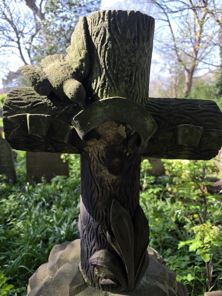 Using the Creality Otter Lite to 3D scan the Victorian tree stump gravestone outdoors.