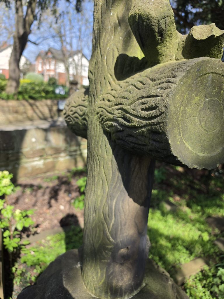 Using the Creality Otter Lite to 3D scan the Victorian tree stump gravestone outdoors.