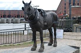 Using the original Creality Otter to 3D scan the bronze working horse monument outdoors.